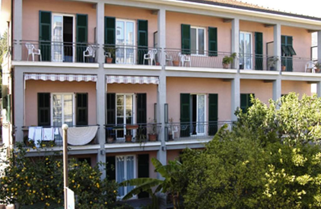 Hotel Baia Blu Алассио Экстерьер фото
