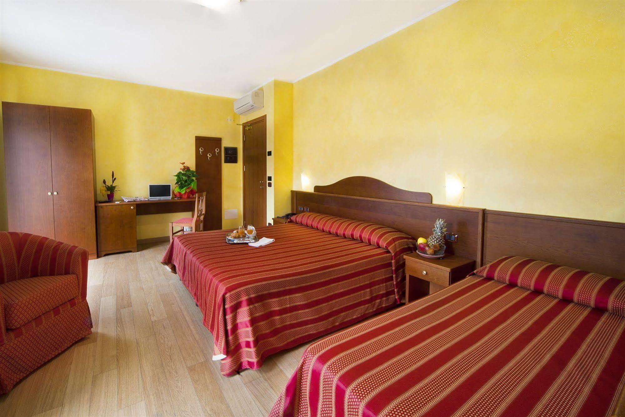 Hotel Baia Blu Алассио Экстерьер фото