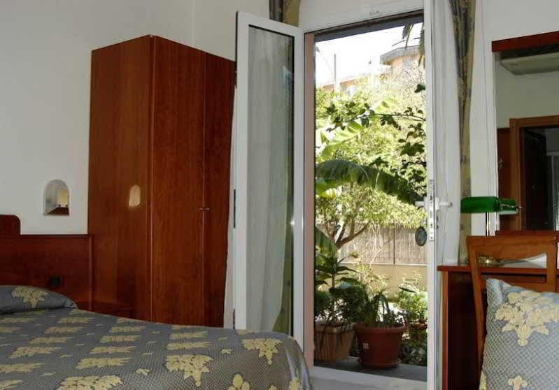 Hotel Baia Blu Алассио Экстерьер фото