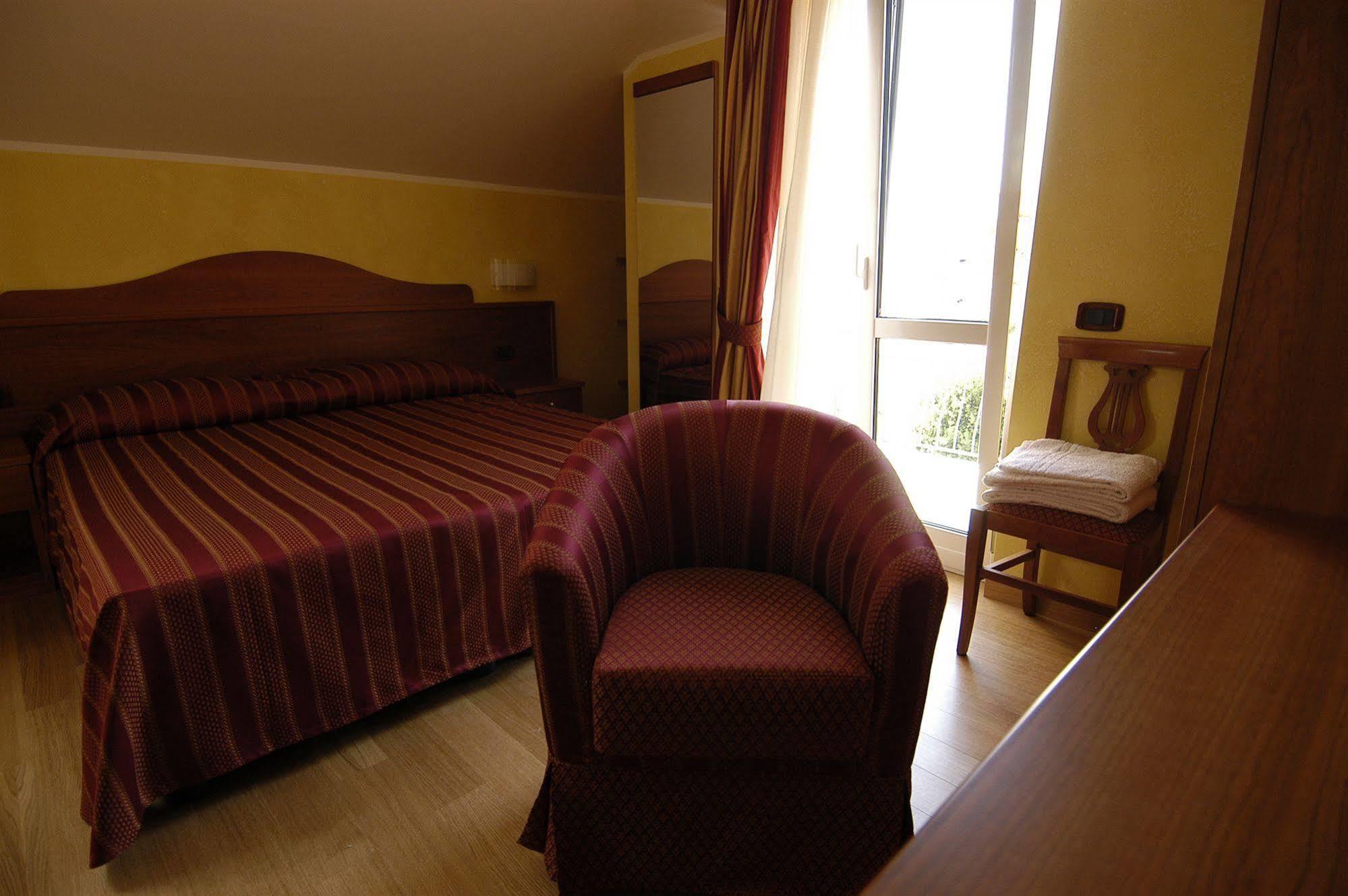 Hotel Baia Blu Алассио Экстерьер фото